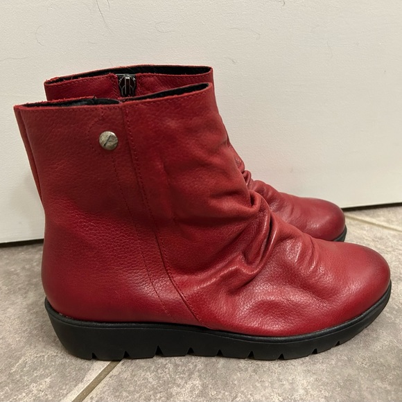 Wanda Panda Red Leather Boots - Picture 2 of 7